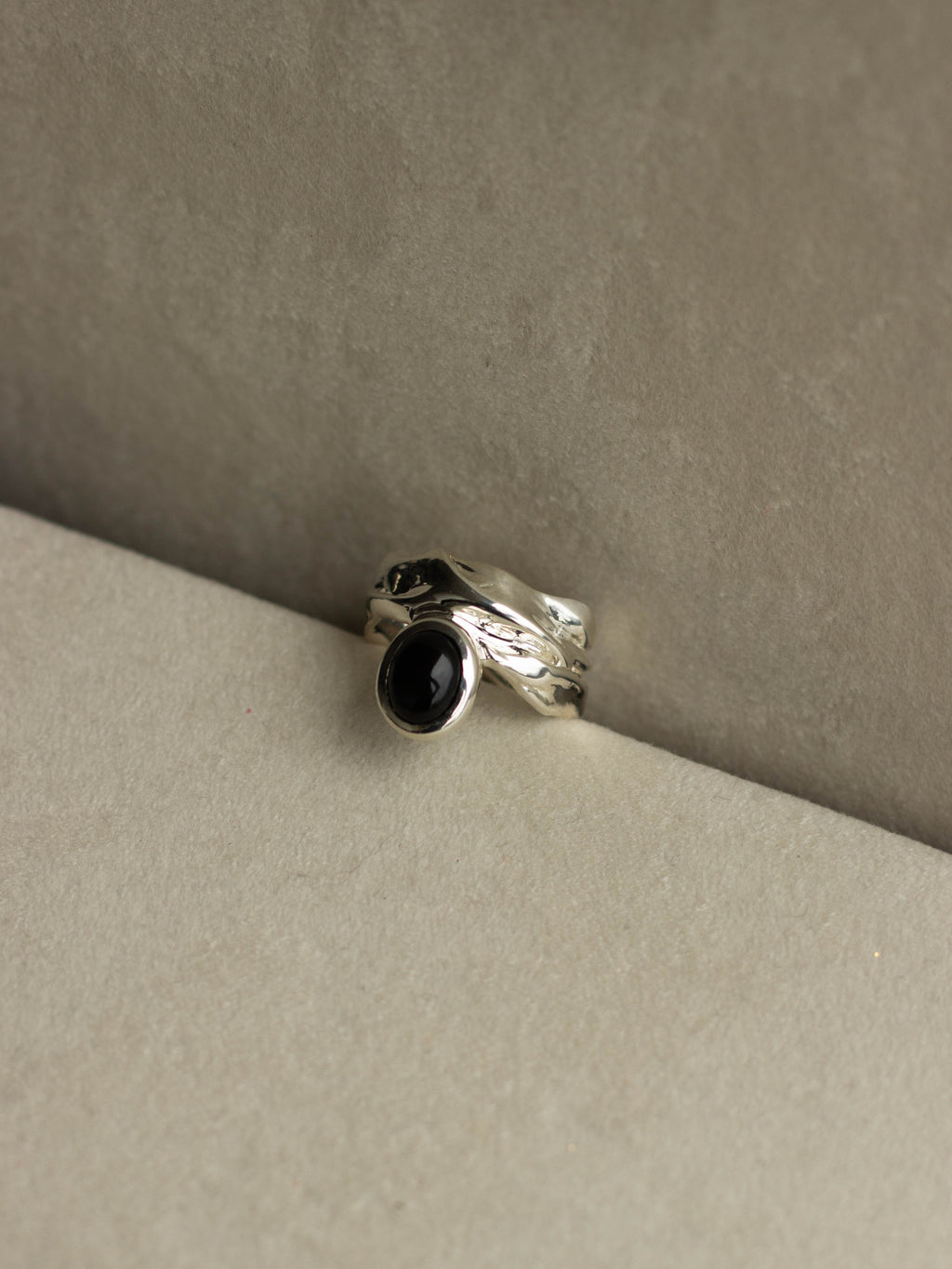 "Isabella Etou" Folding Onyx Ring