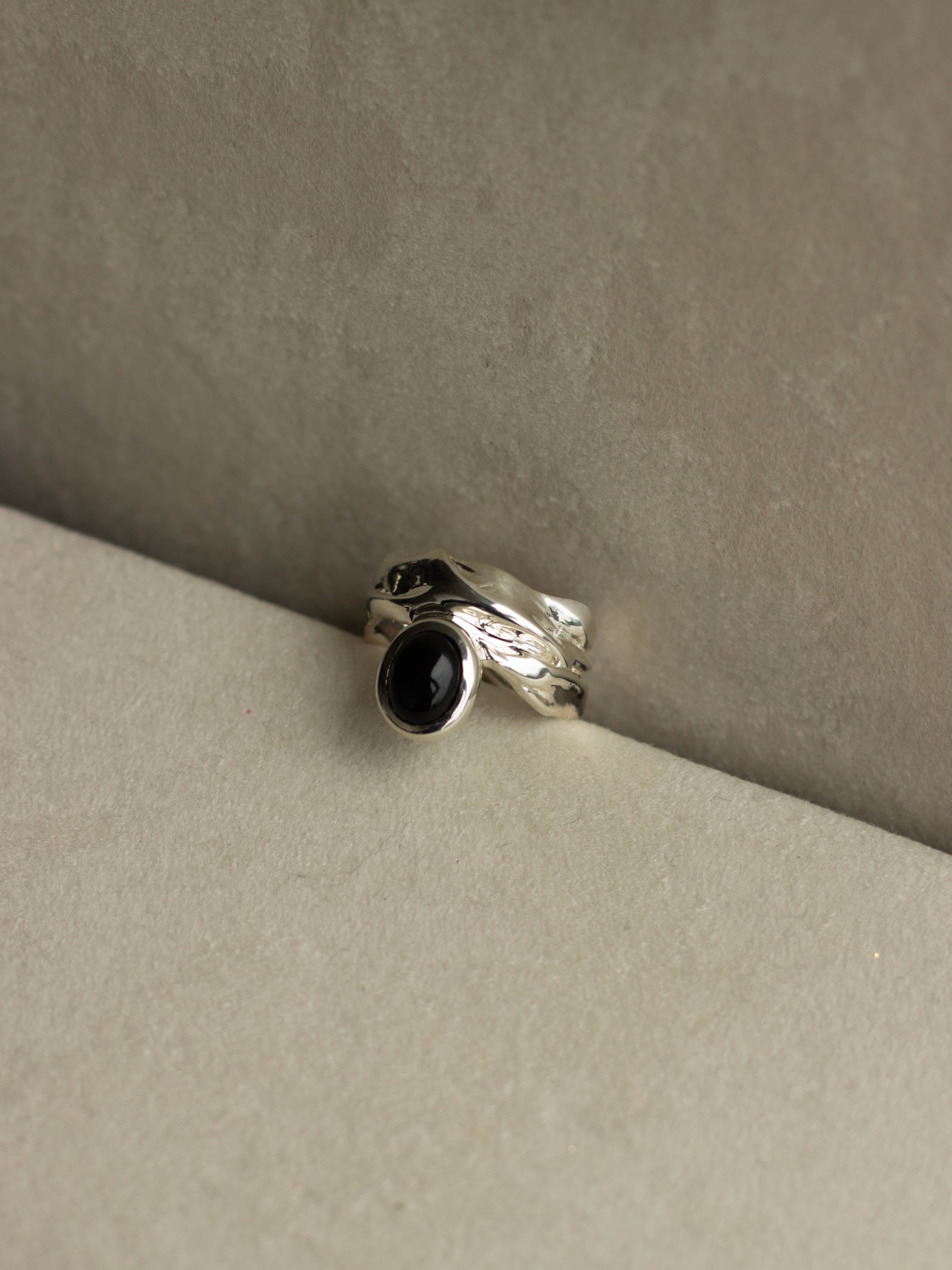"Isabella Etou" Folding Onyx Ring