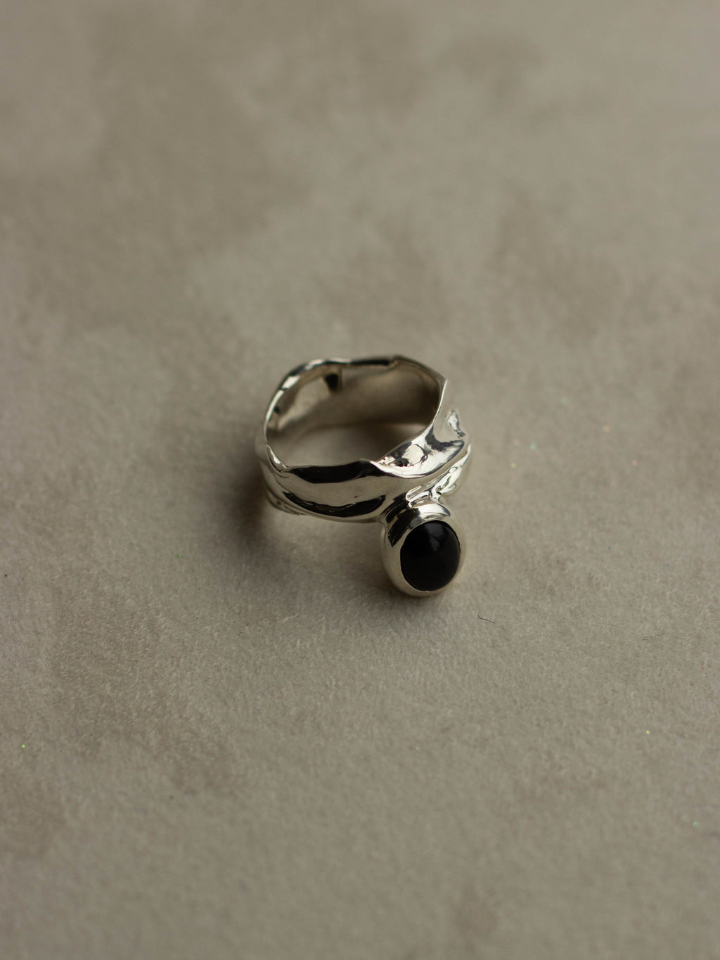 "Isabella Etou" Folding Onyx Ring