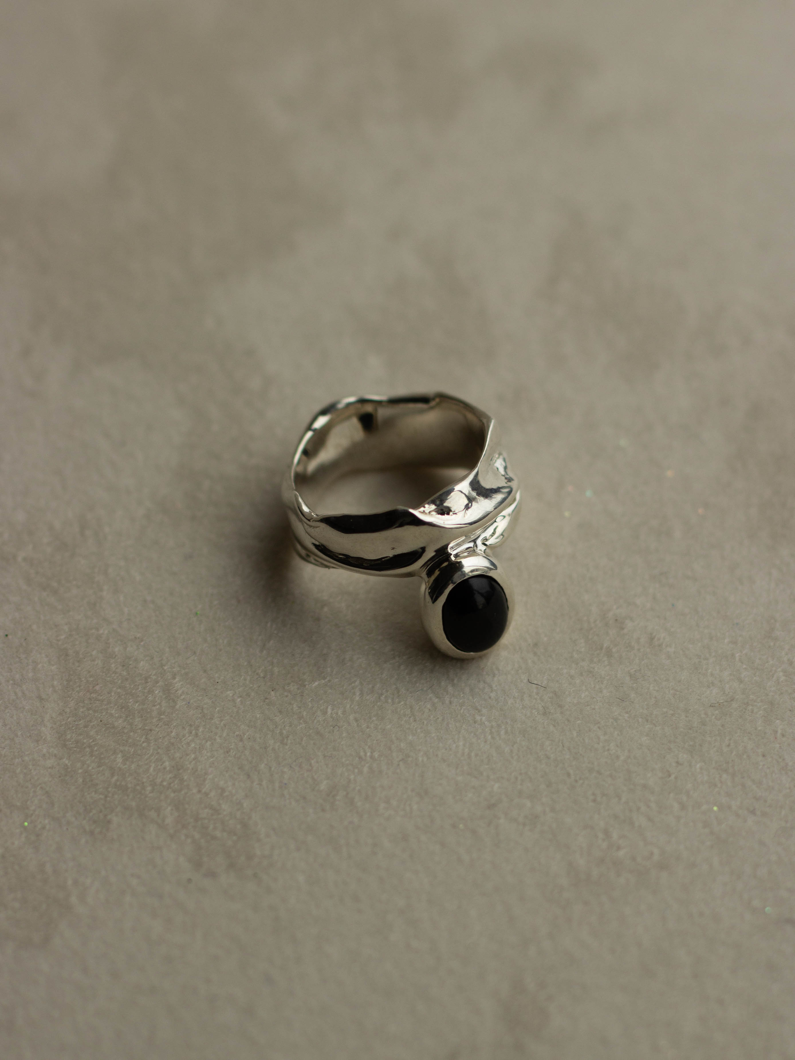 "Isabella Etou" Folding Onyx Ring