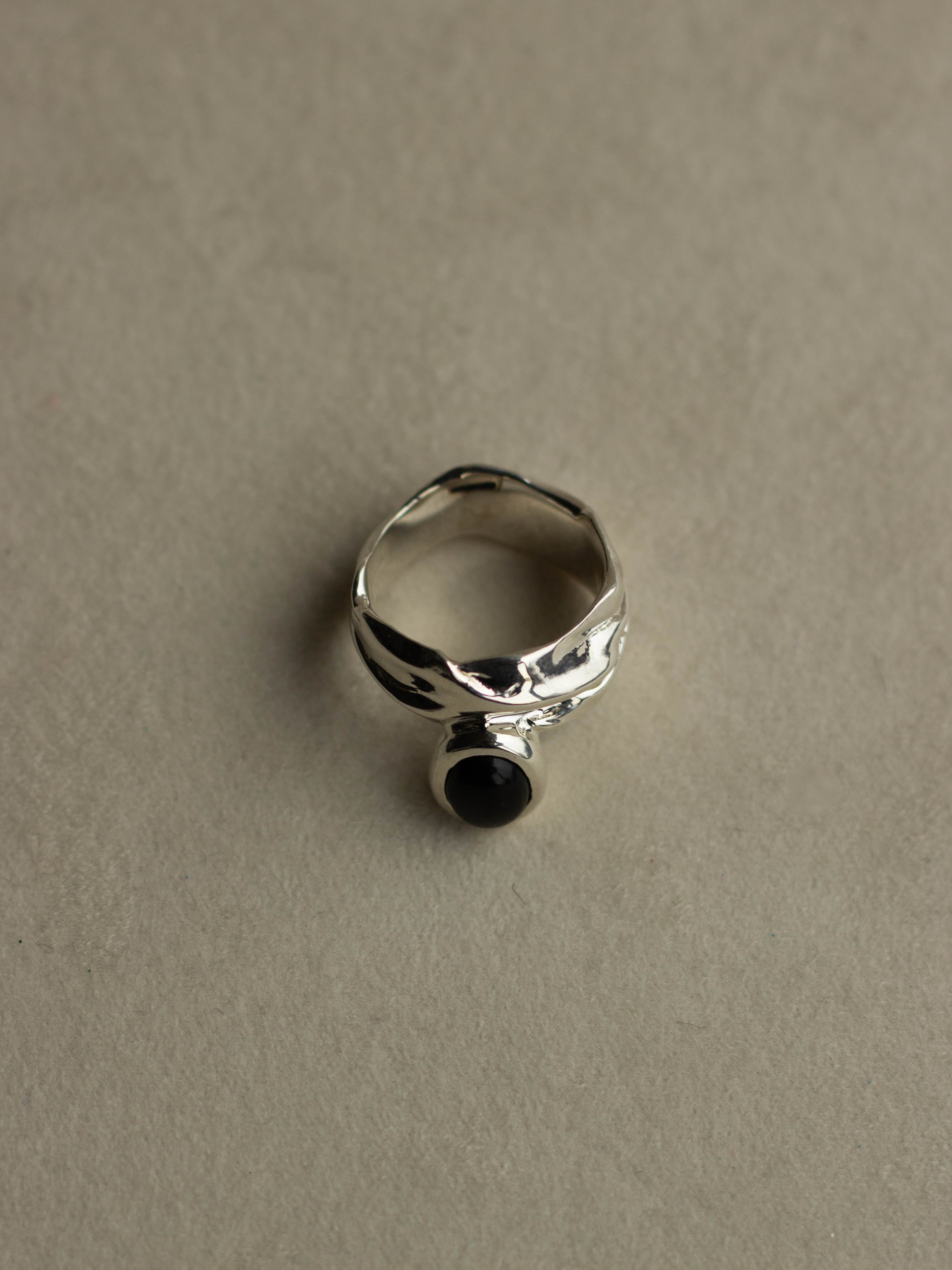 "Isabella Etou" Folding Onyx Ring