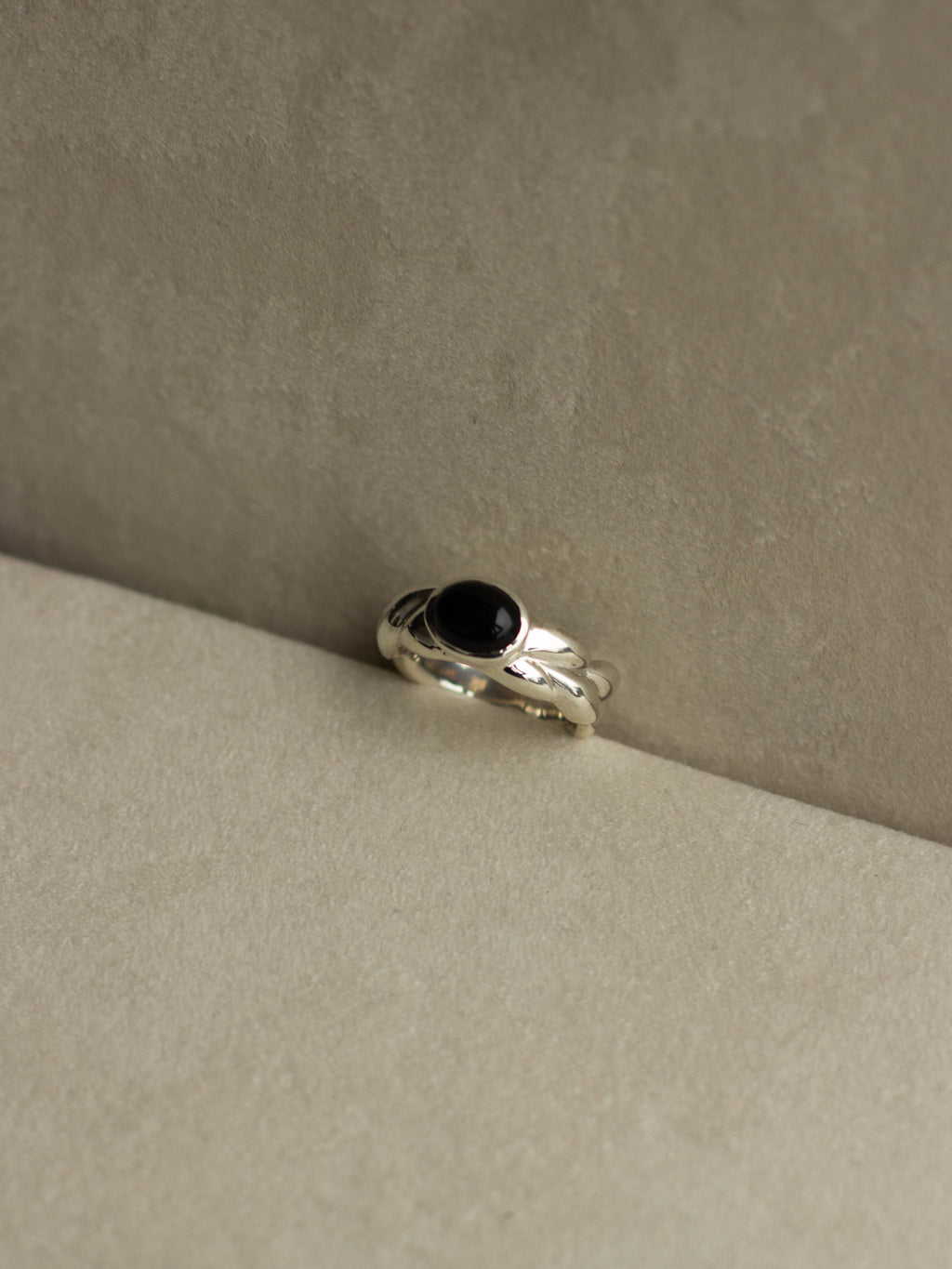 "Isabella Etou" Onyx Twist Rope Ring
