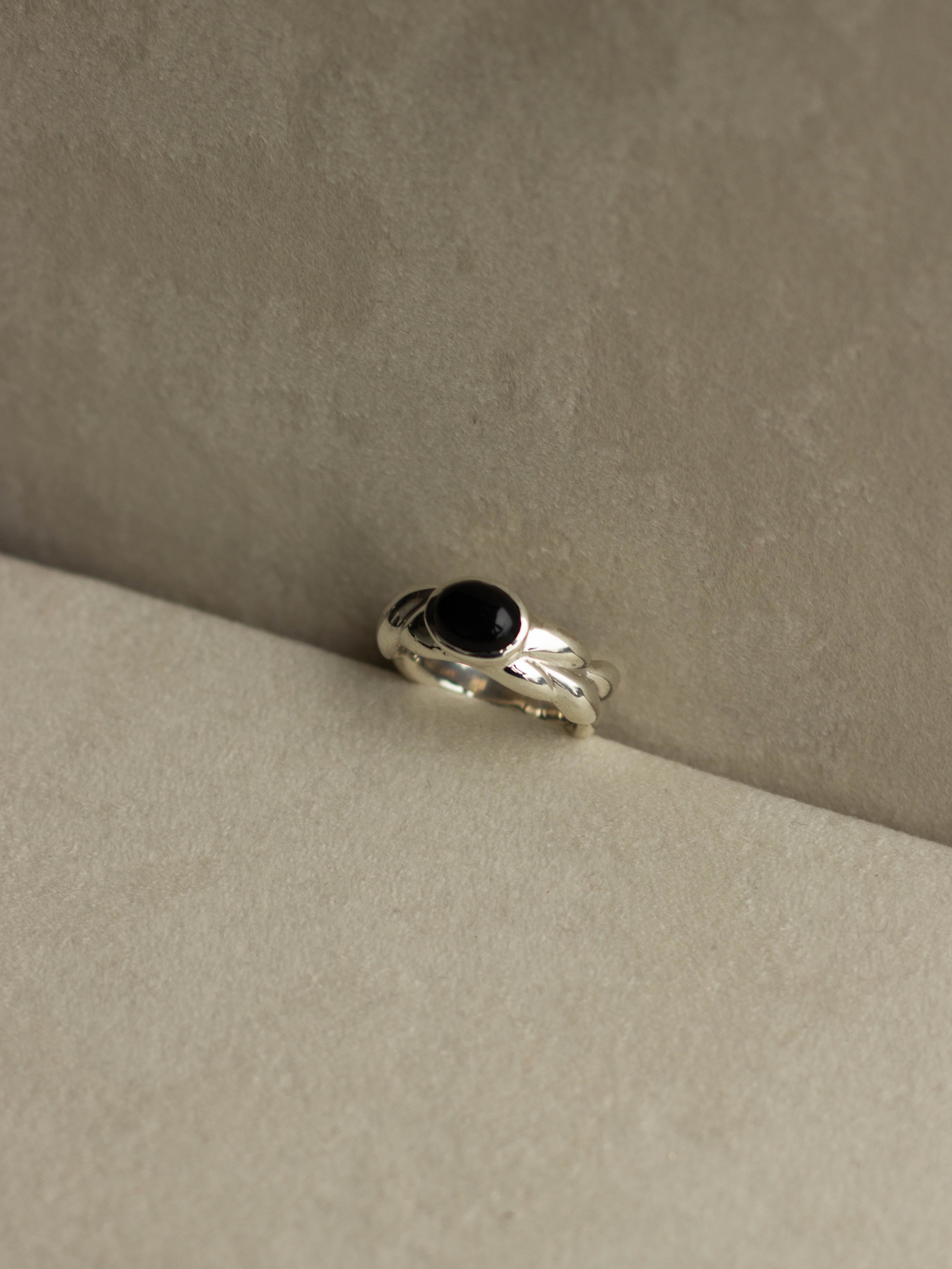 "Isabella Etou" Onyx Twist Rope Ring