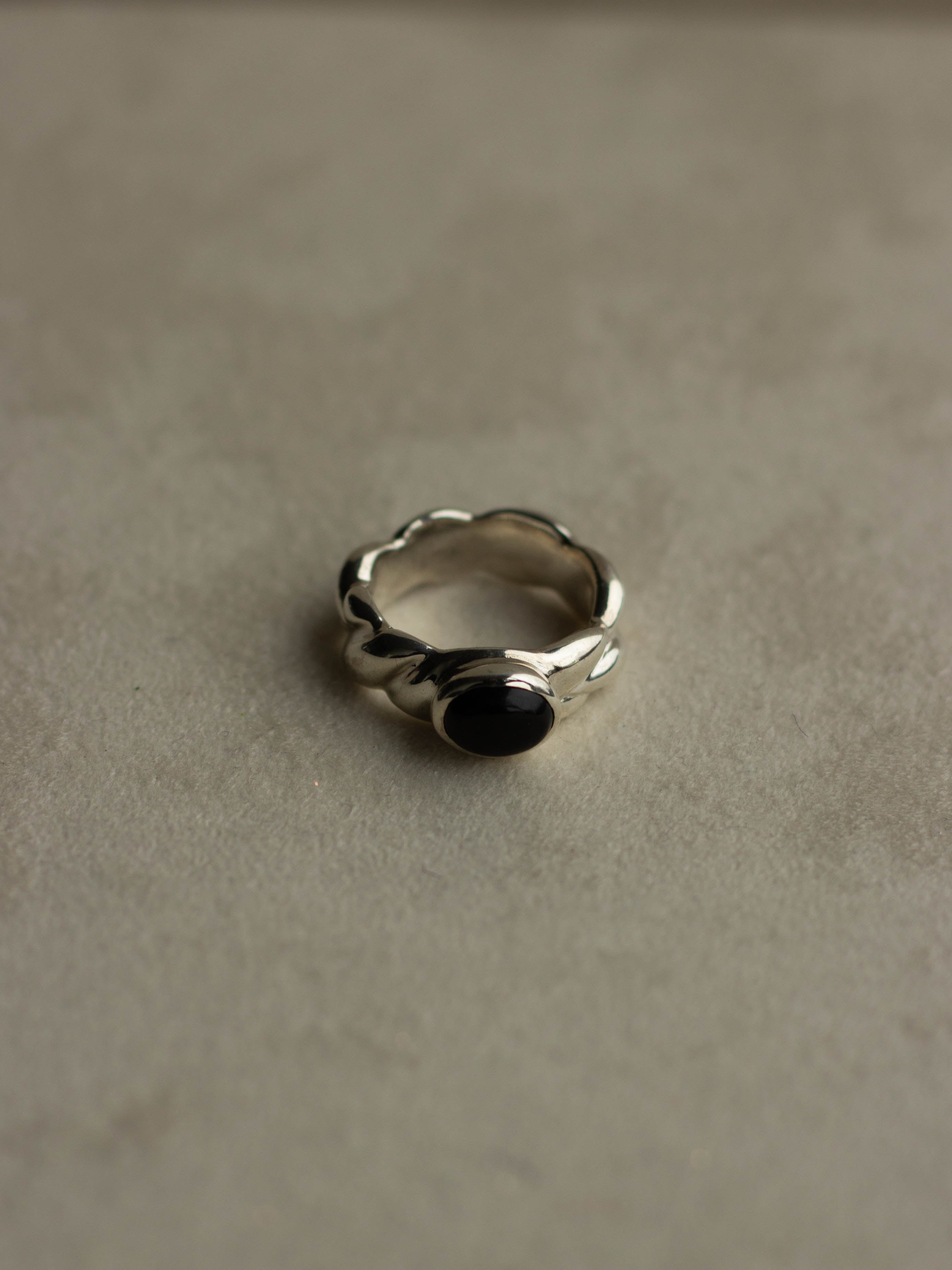 "Isabella Etou" Onyx Twist Rope Ring
