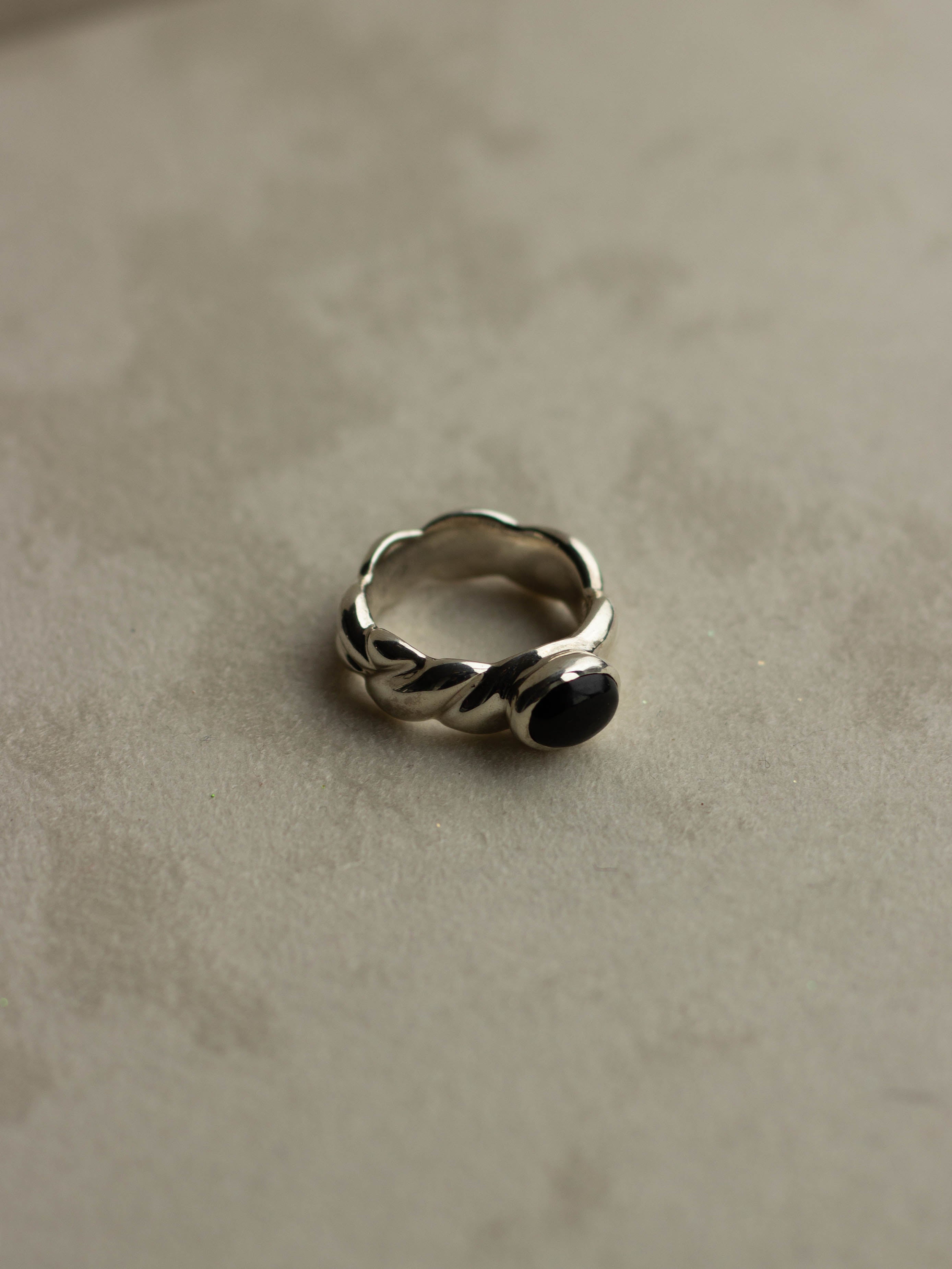 "Isabella Etou" Onyx Twist Rope Ring