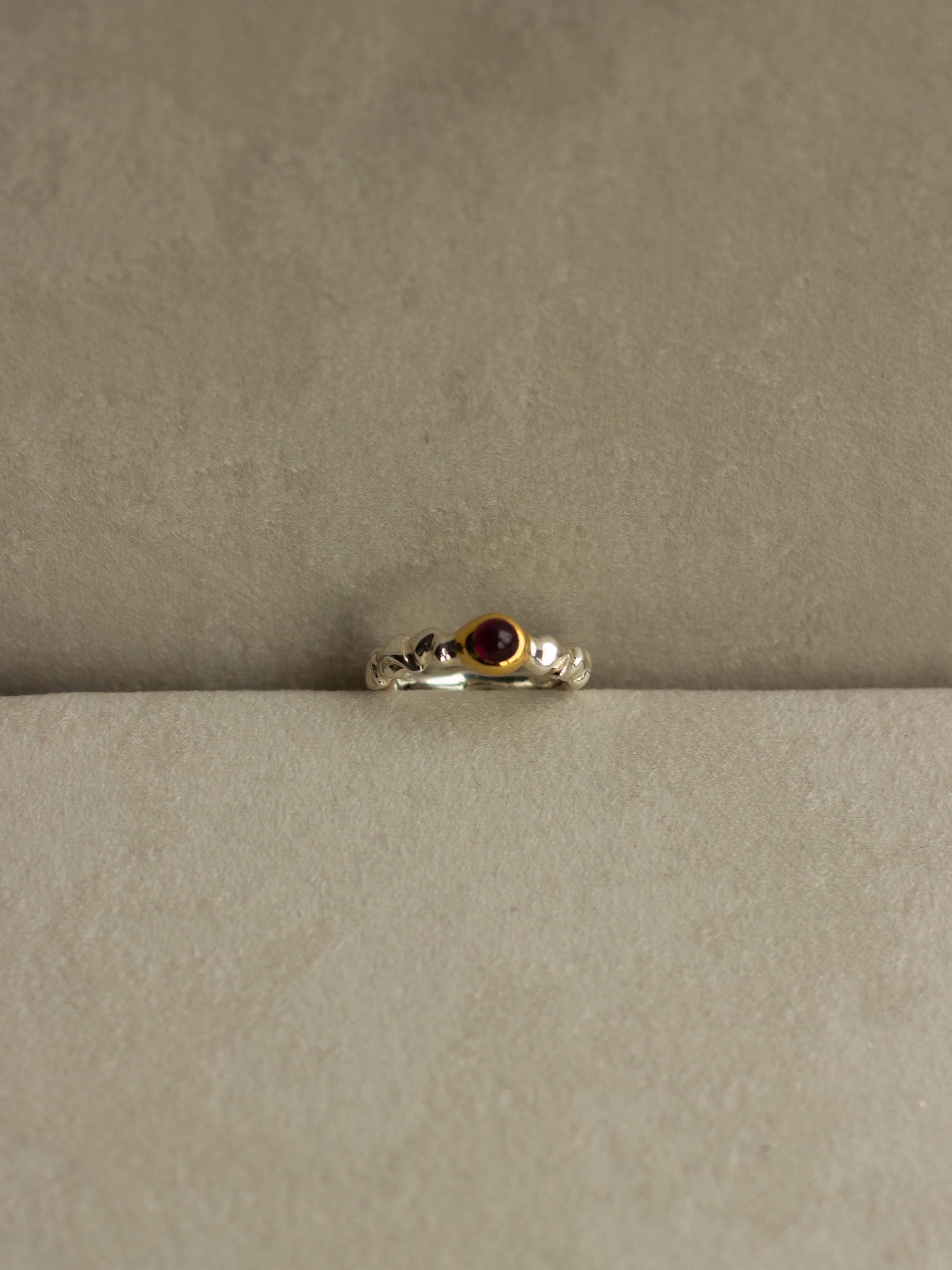 "Isabella Etou" Crinkle Bubble Garnet Ring