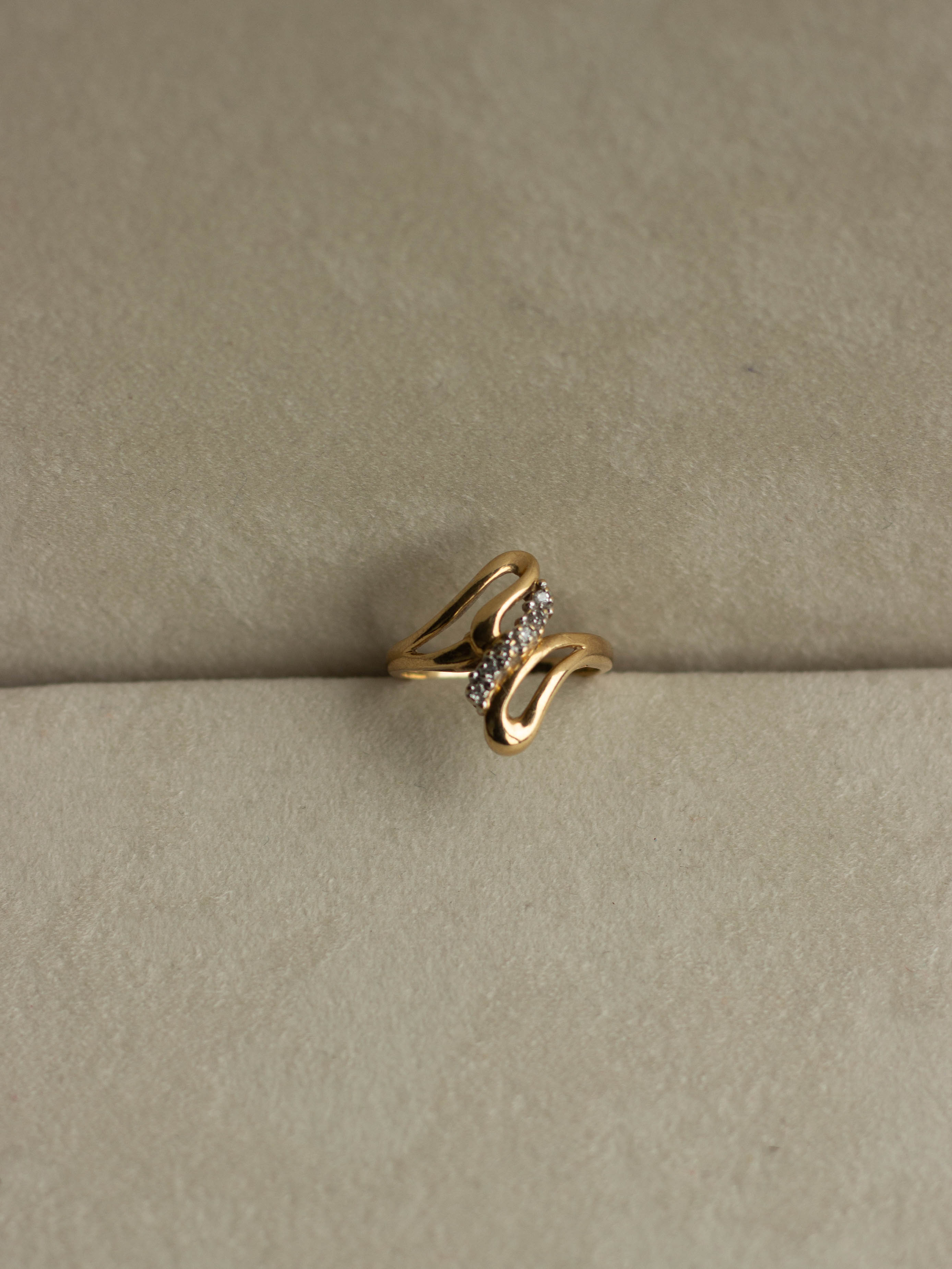 10K Gold Wavy Diamond Ring (GDR-28)
