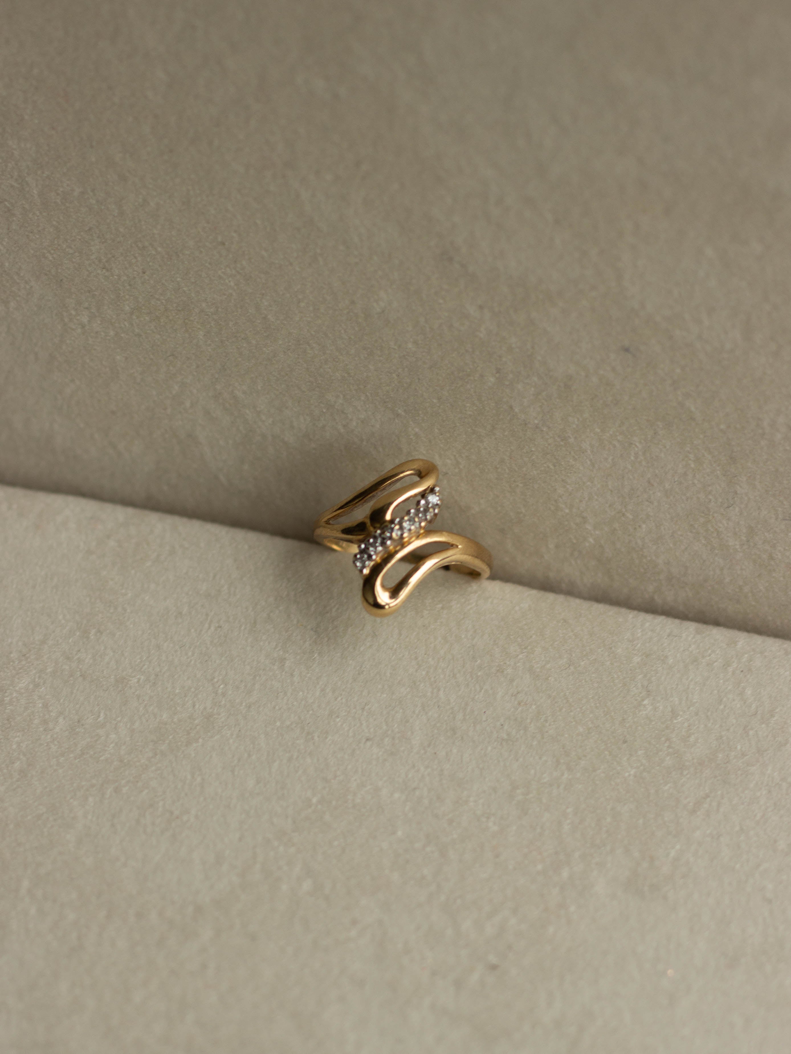 10K Gold Wavy Diamond Ring (GDR-28)