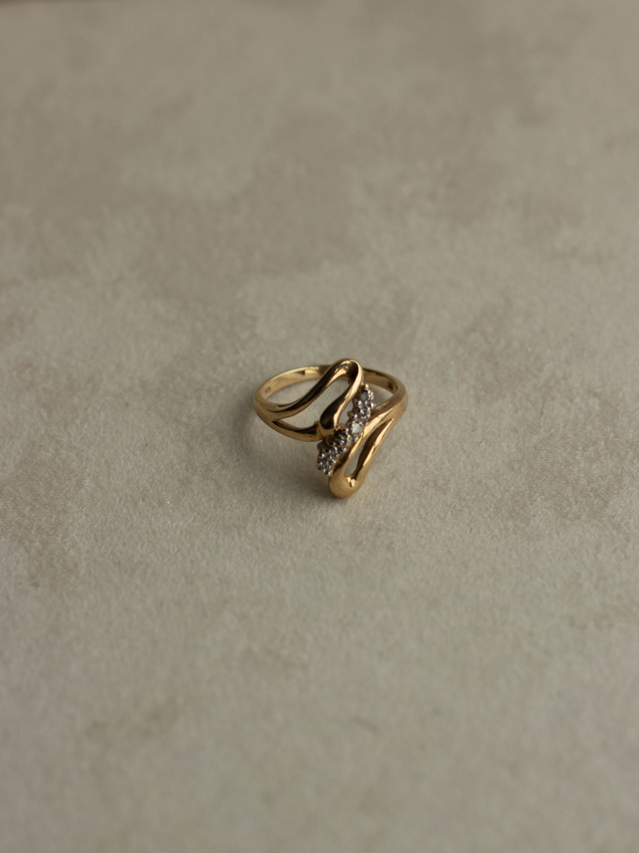 10K Gold Wavy Diamond Ring (GDR-28)
