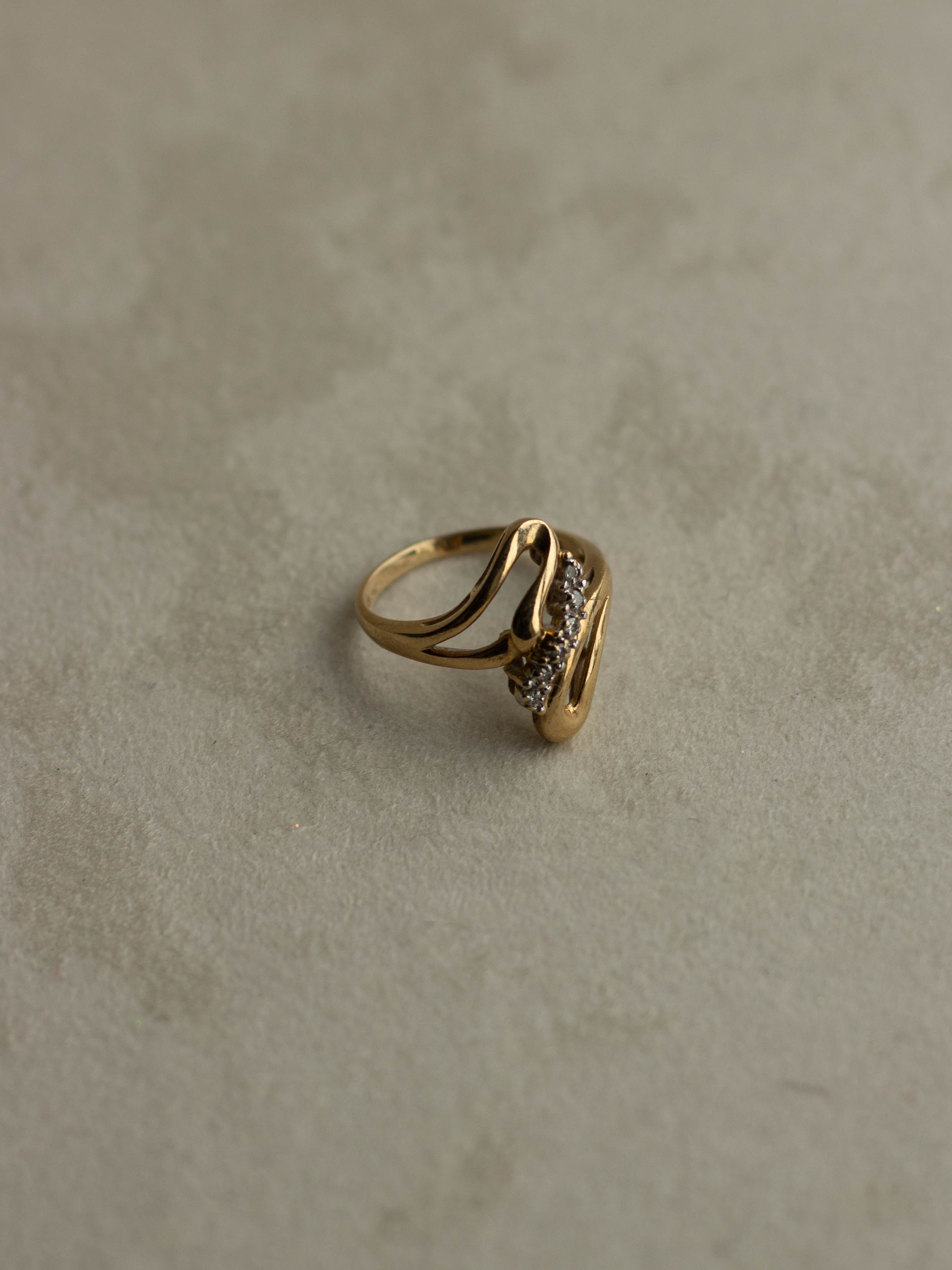 10K Gold Wavy Diamond Ring (GDR-28)