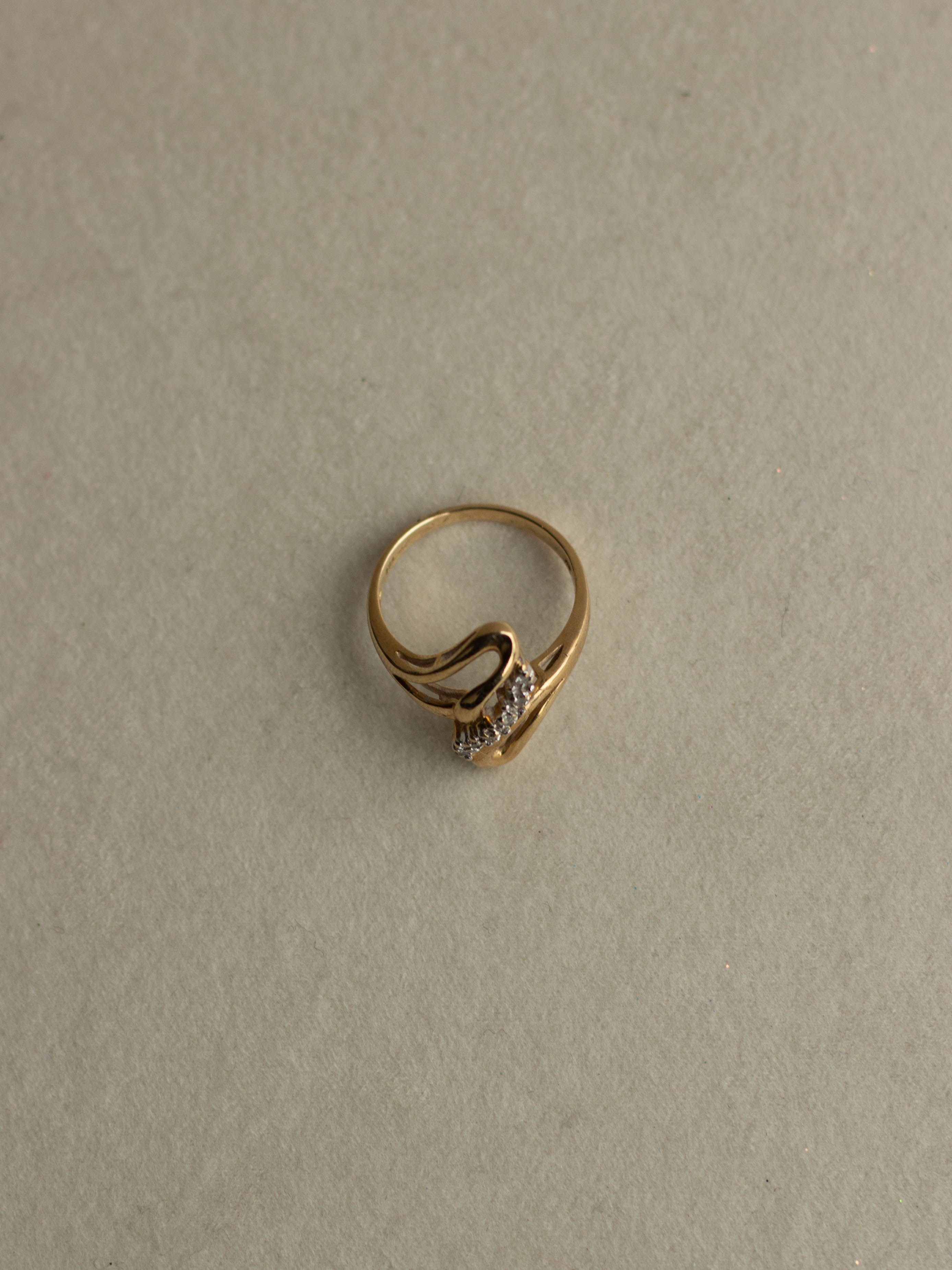 10K Gold Wavy Diamond Ring (GDR-28)