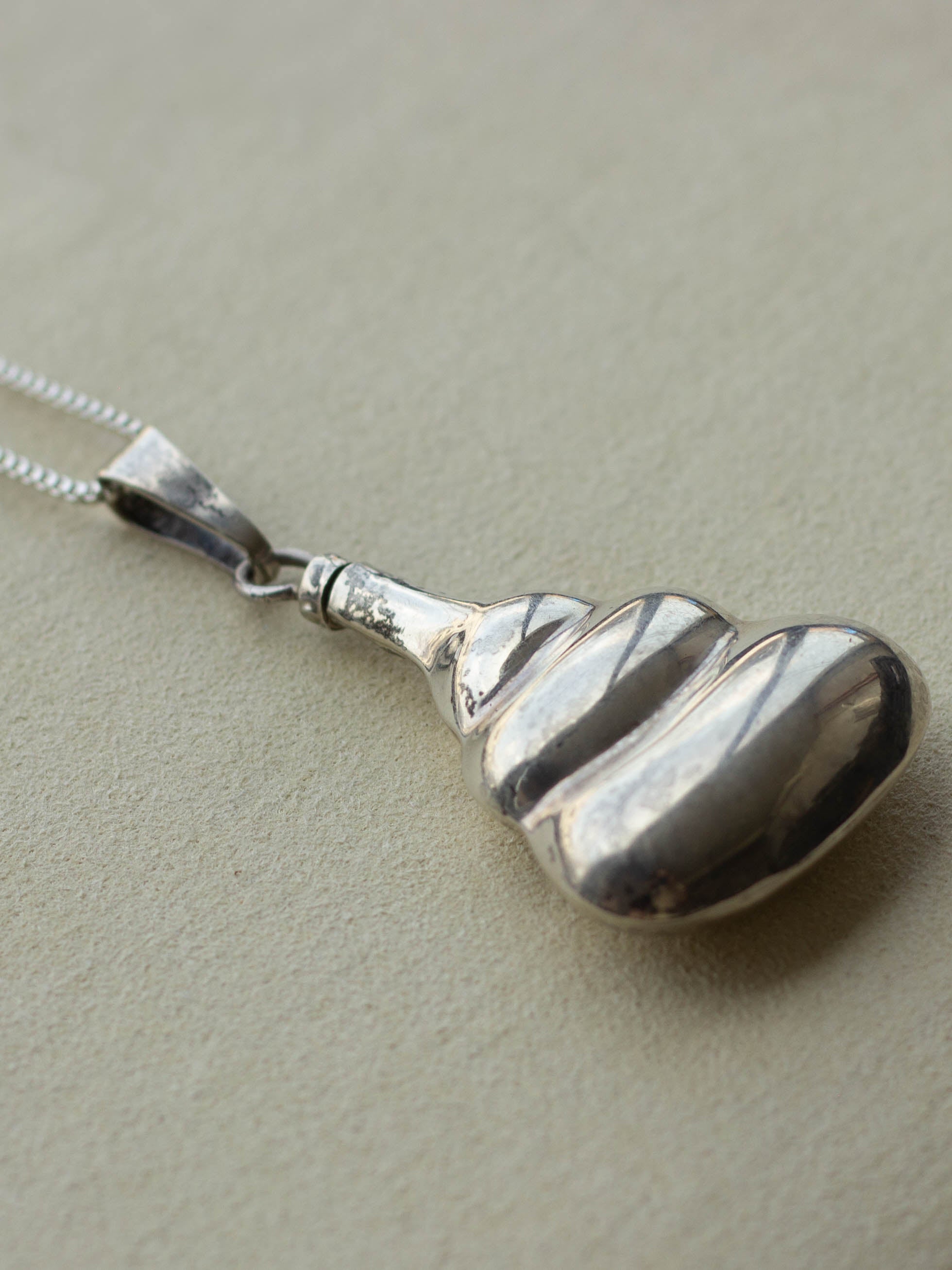 Silver Necklace w/ Perfume Bottle (SVNL-25SS003)