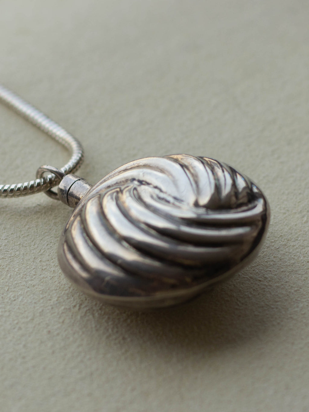 Silver Necklace w/ Perfume Bottle (SVNL-25SS003)