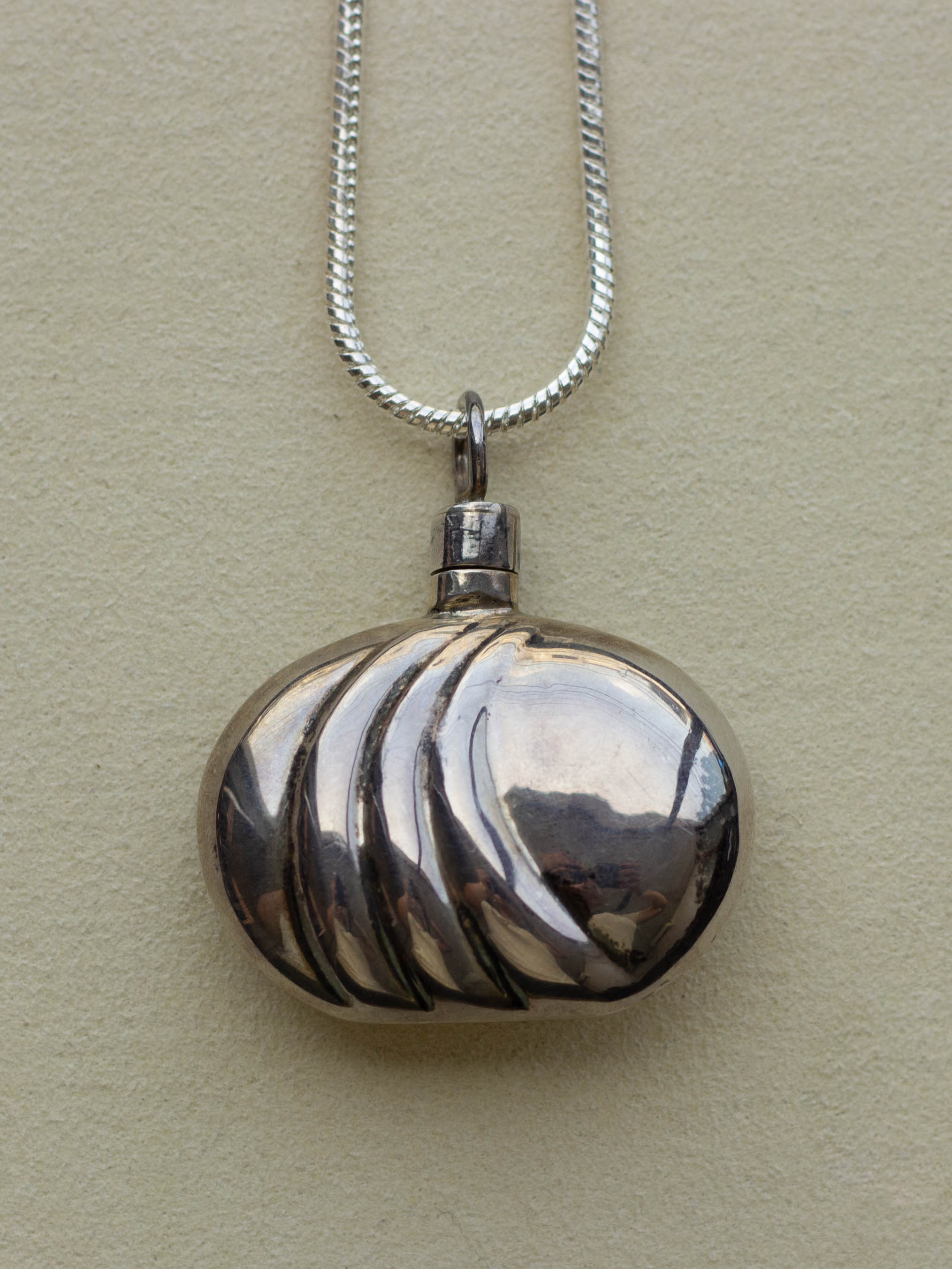 Silver Necklace w/ Perfume Bottle (SVNL-25SS003)