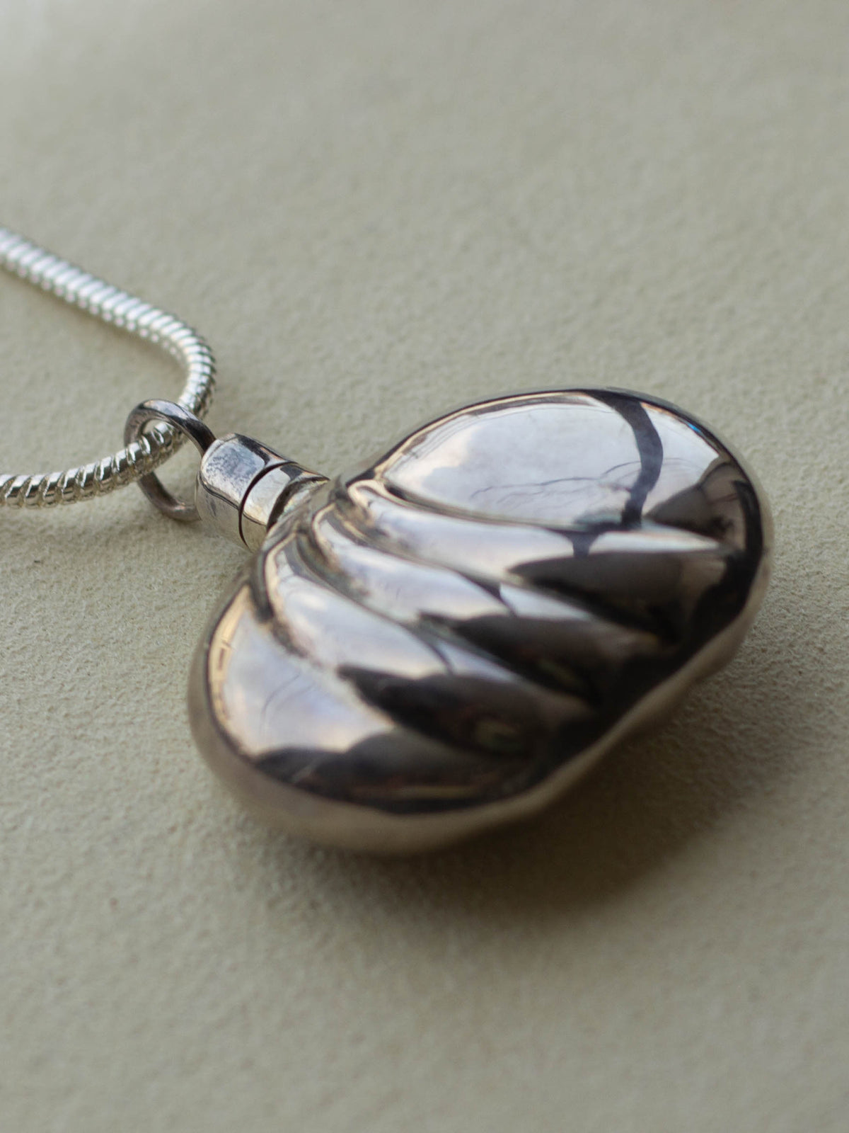 Silver Necklace w/ Perfume Bottle (SVNL-25SS003)