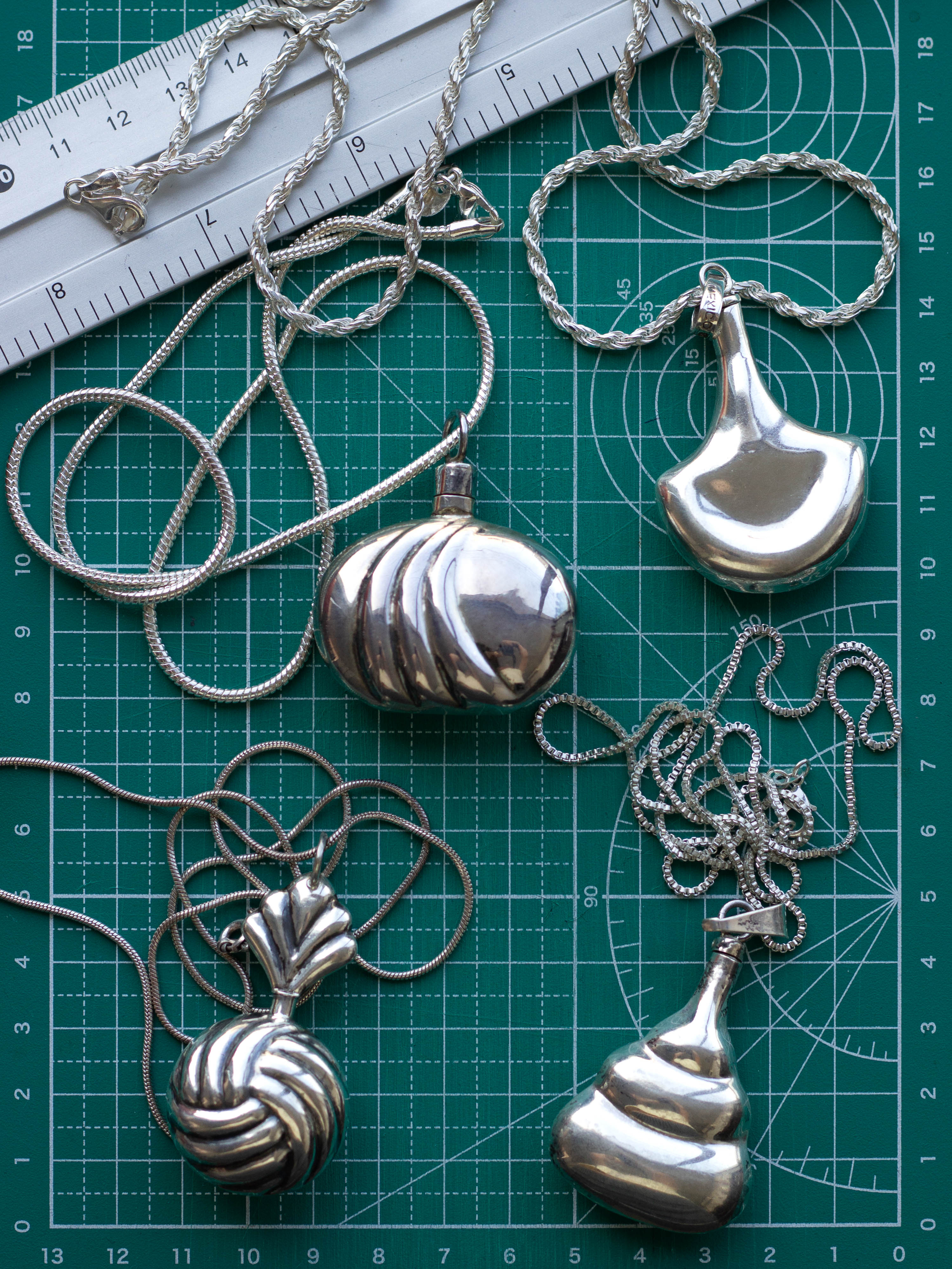 Silver Necklace w/ Perfume Bottle (SVNL-25SS003)