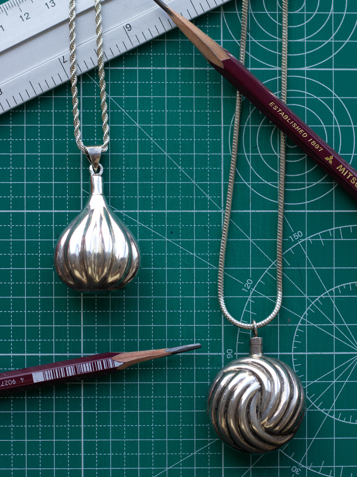Silver Necklace w/ Perfume Bottle (SVNL-25SS003)