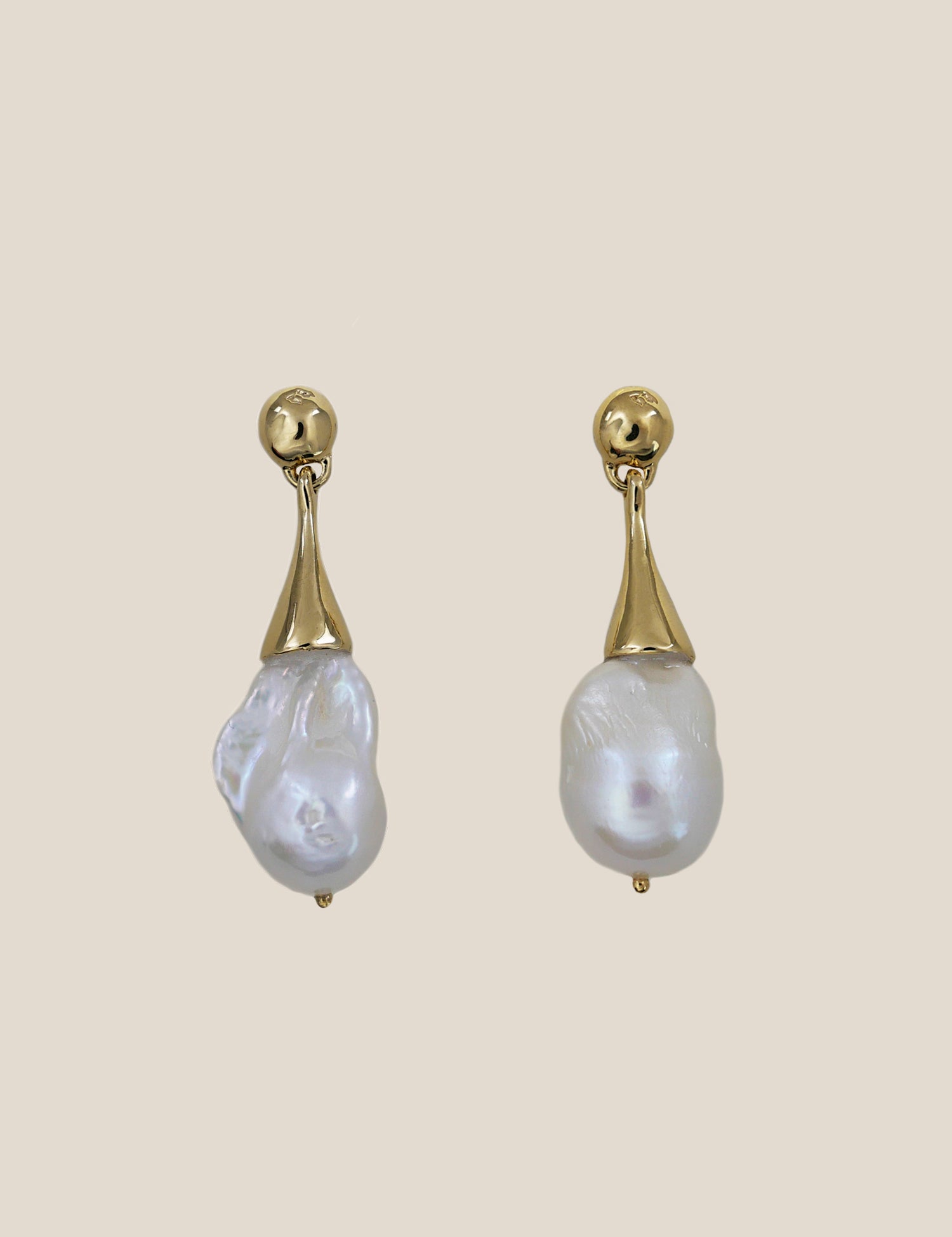 "Isabella Etou" Classic Pearl Earring