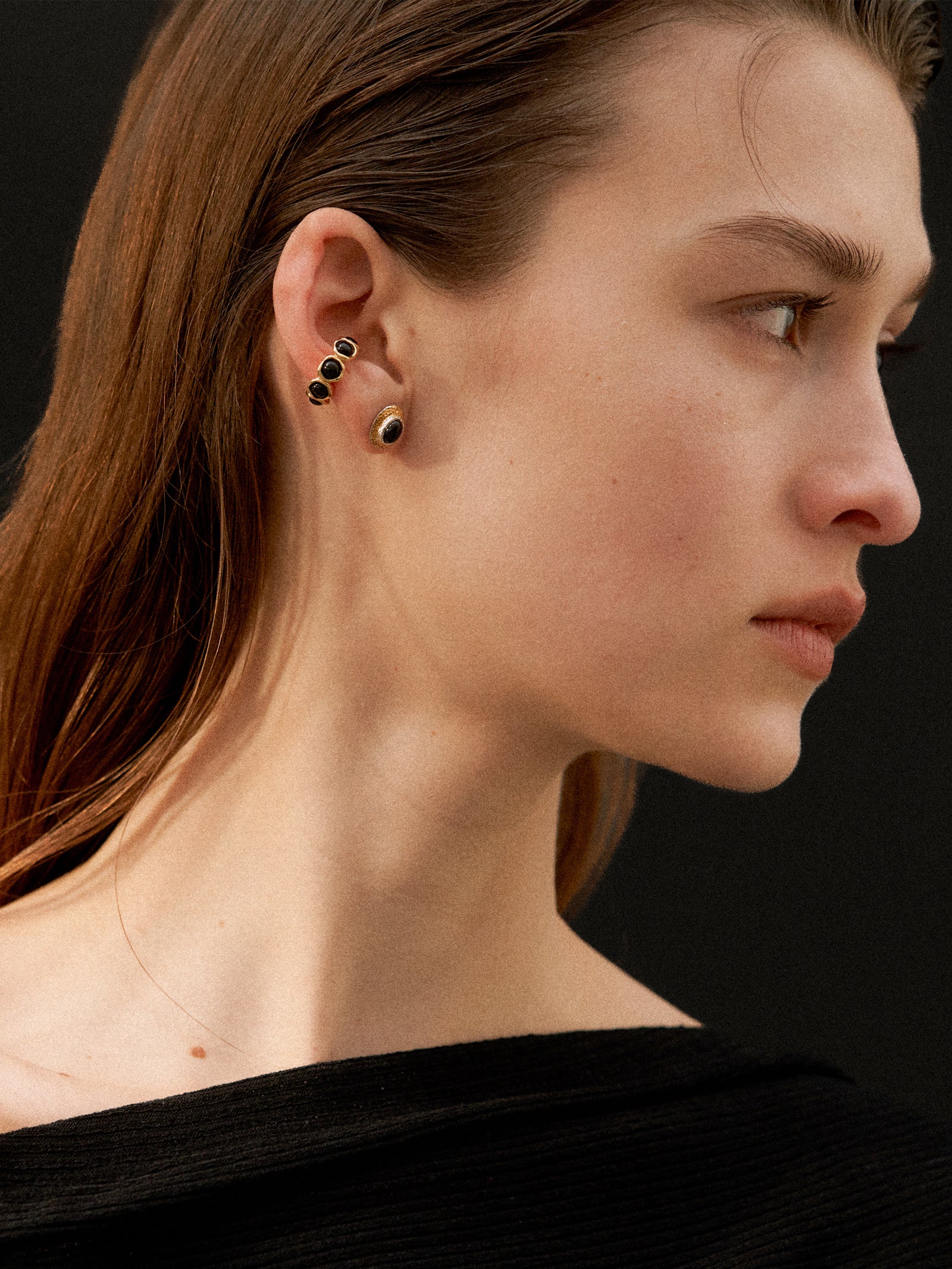 "Isabella Etou" Crinkle Tiny Onyx Earcuff (Single)