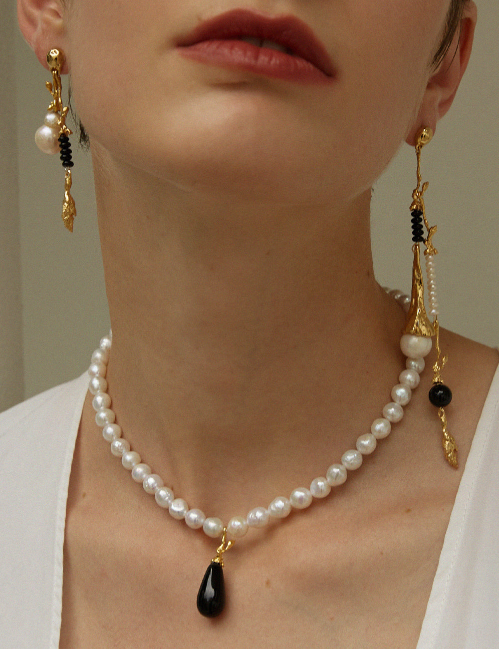 "Isabella Etou" Pearl and Onyx Tiny Leaf Necklace