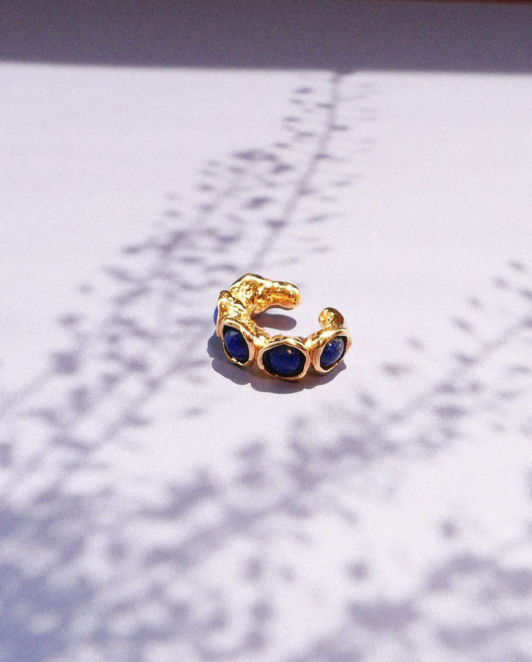 "Isabella Etou" Crinkle Tiny Lapis Lazuli Earcuff (Single)