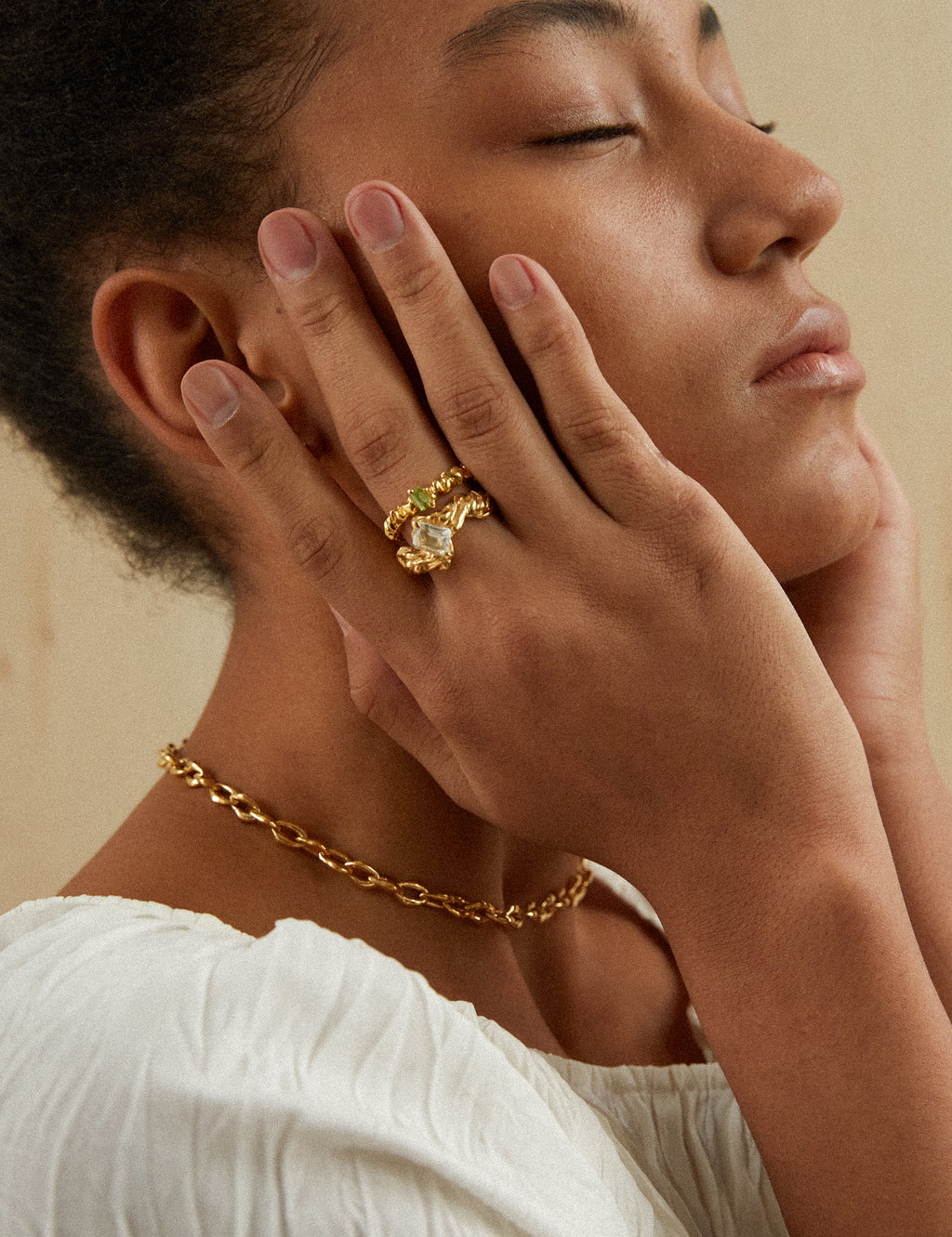 "Isabella Etou" Garnet Crinkle Thin Ring