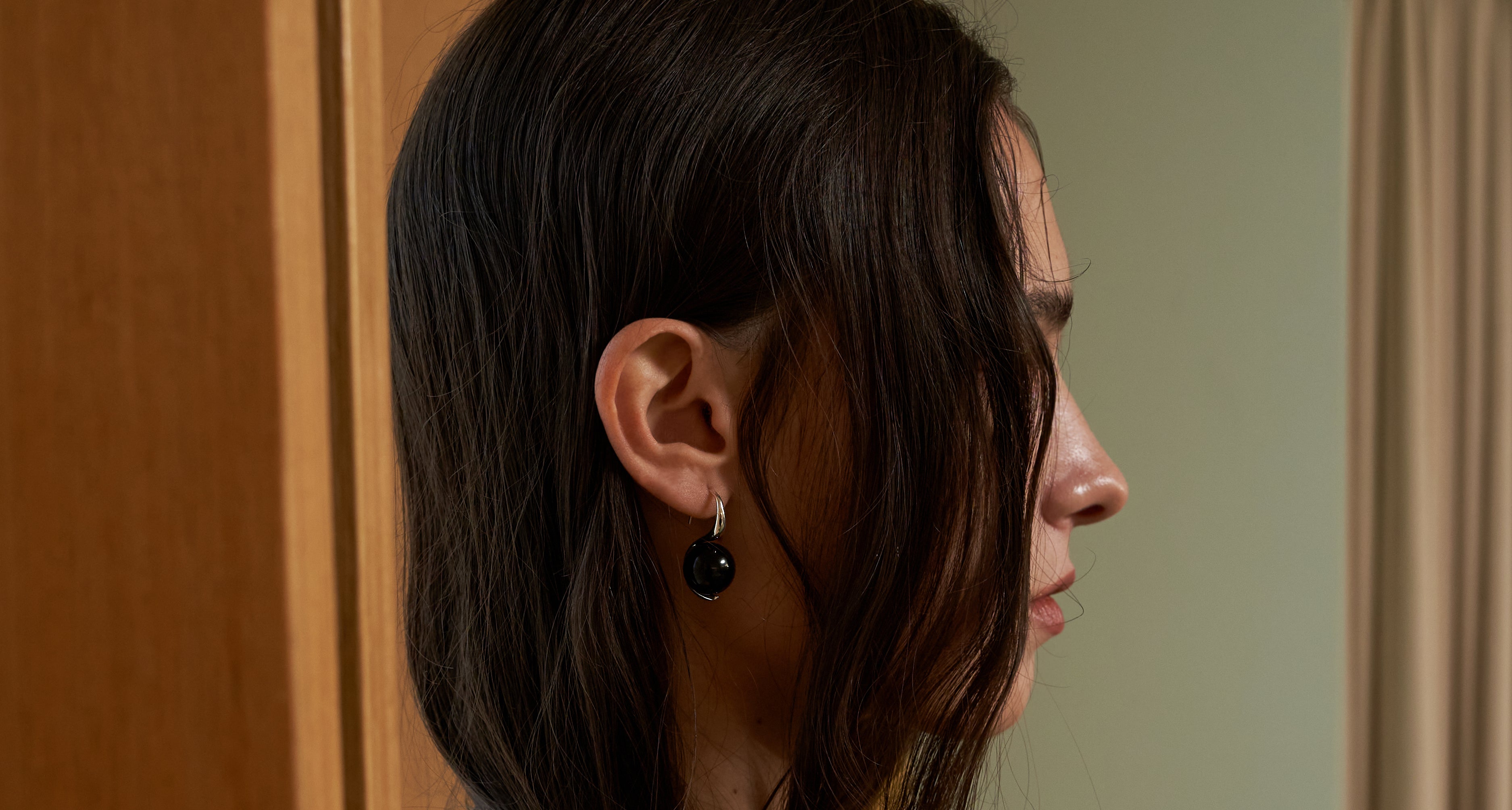"Isabella Etou" Onyx S Form Earring