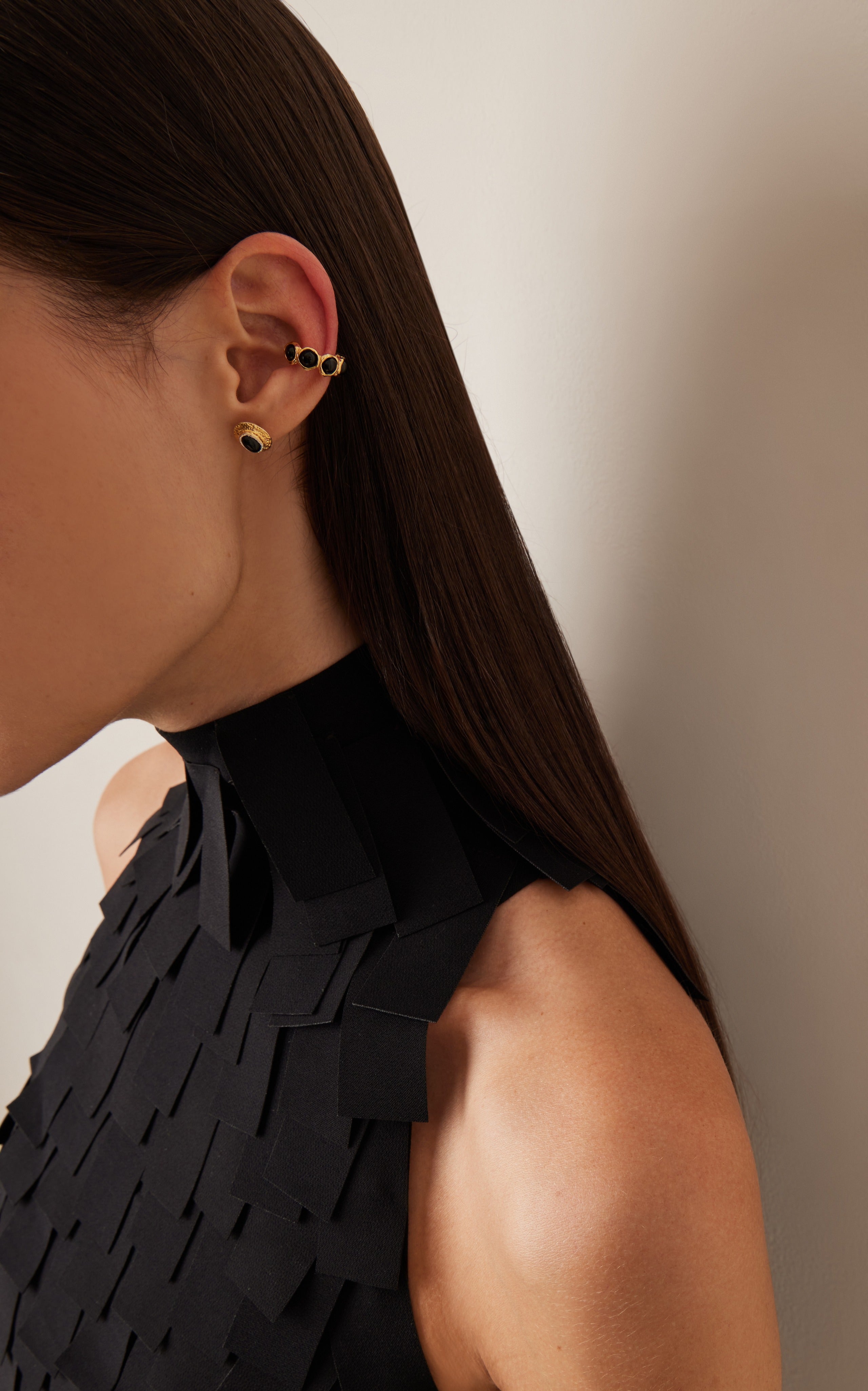 "Isabella Etou" Crinkle Tiny Onyx Earcuff (Single)