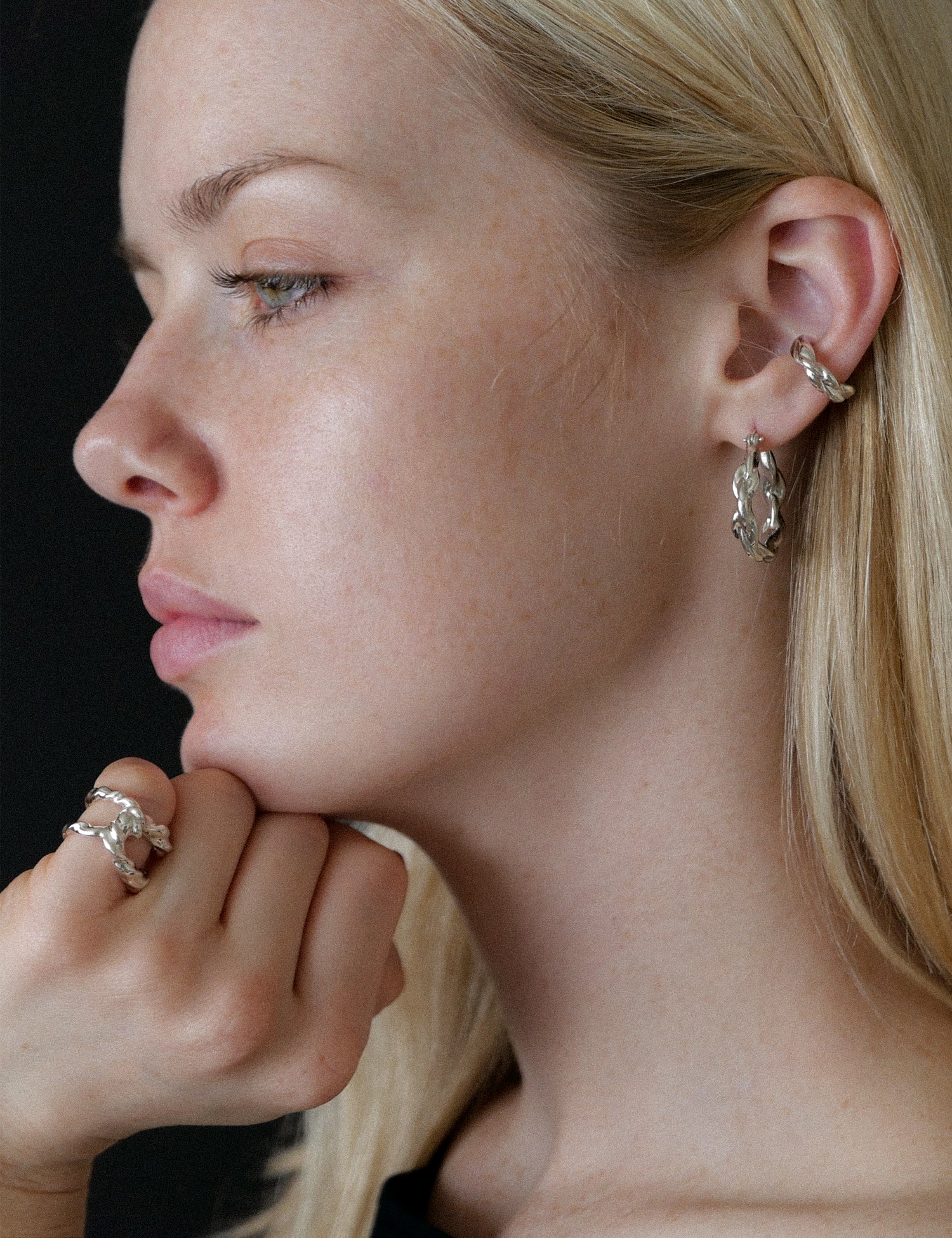 "Isabella Etou" Modern Twist Link Ring