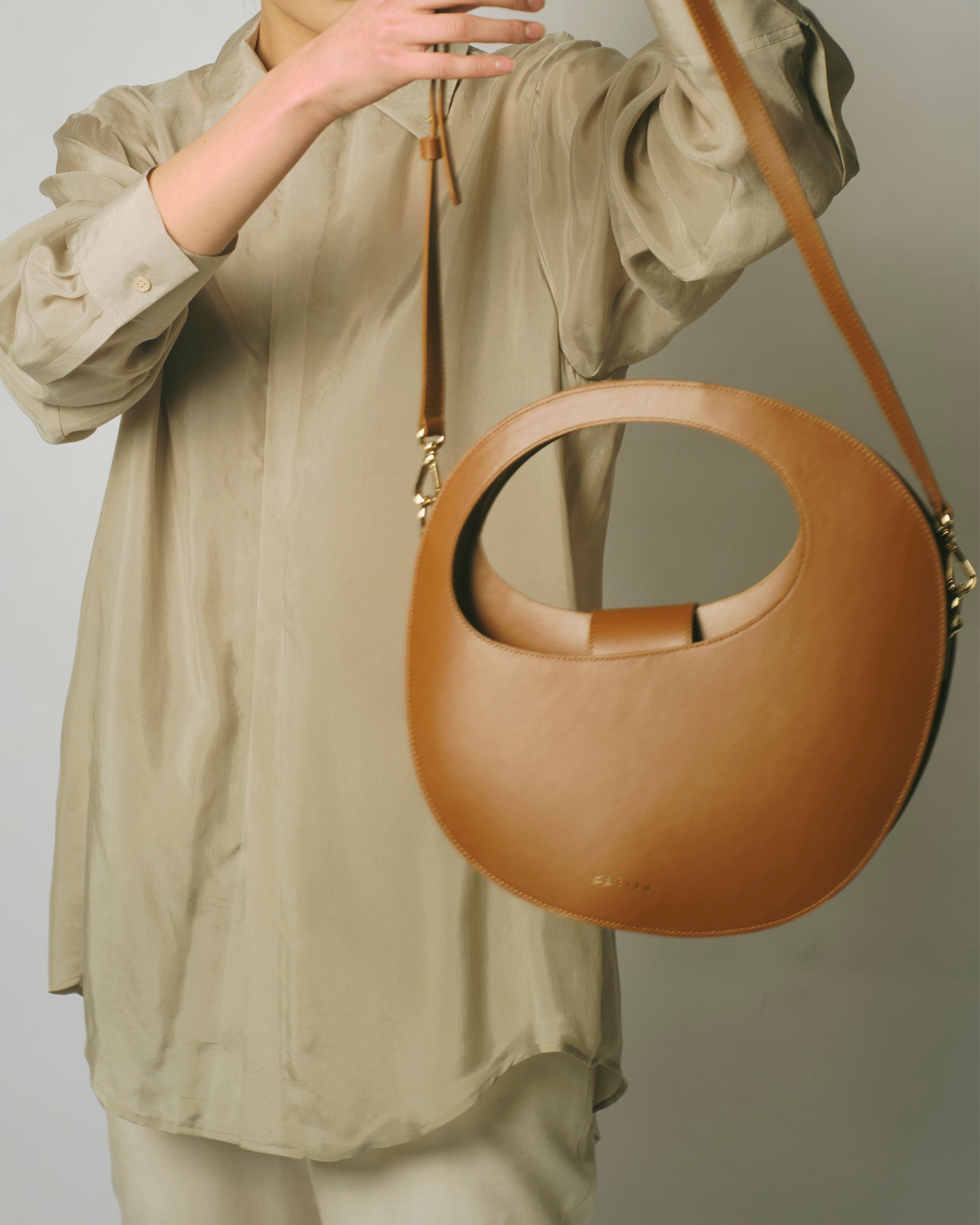 UPCYCLED LEATHER BAG (SQUARE)