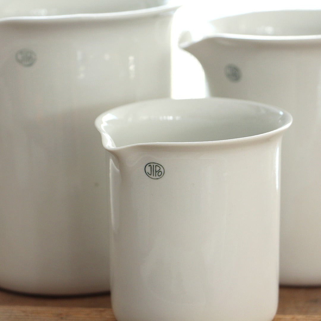 "JIPO" Beaker Low Spout - L