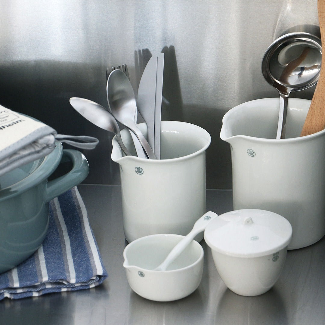 "JIPO" Beaker Low Spout - L
